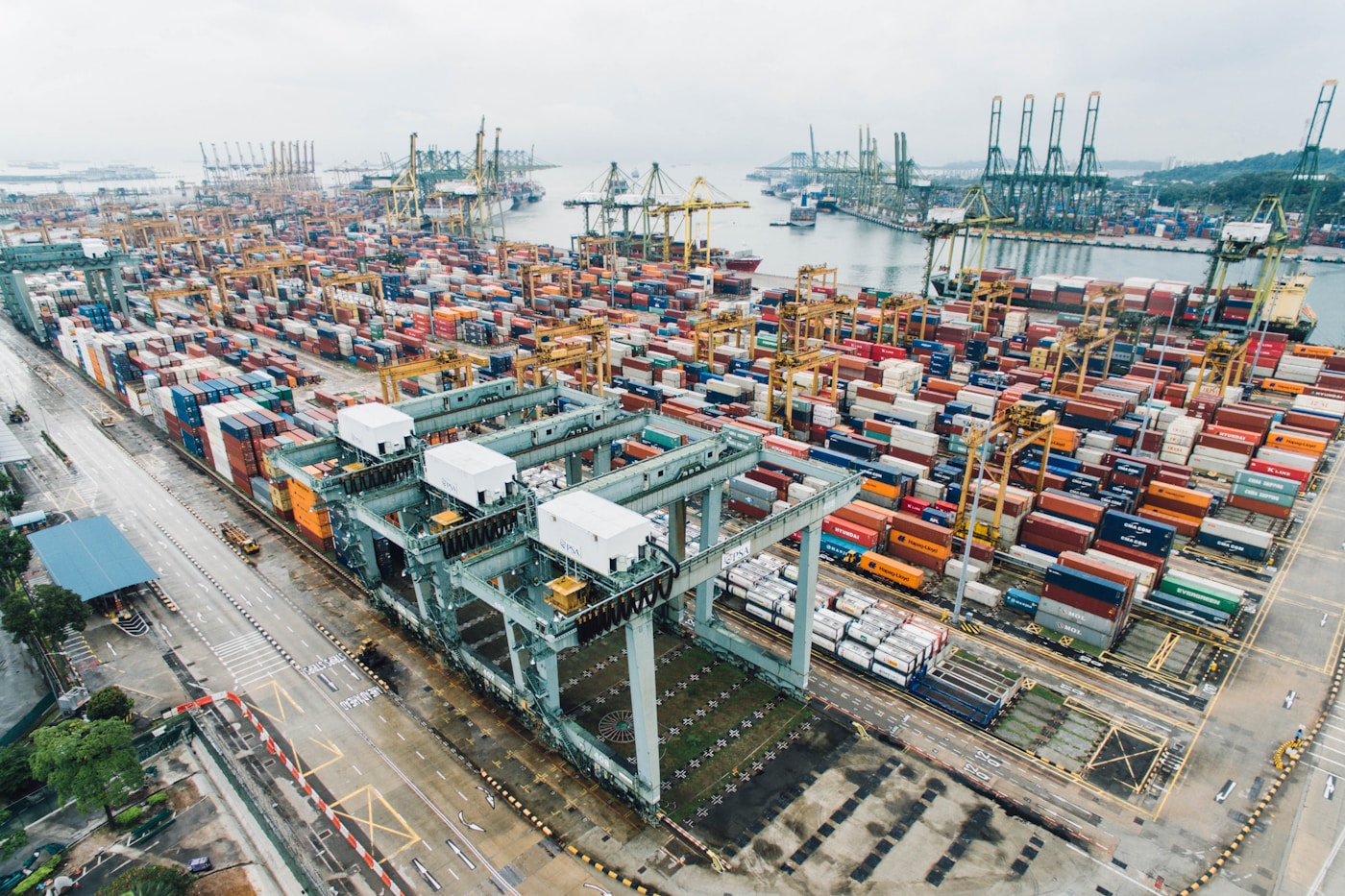 Navio porta-contêiner no porto internacional